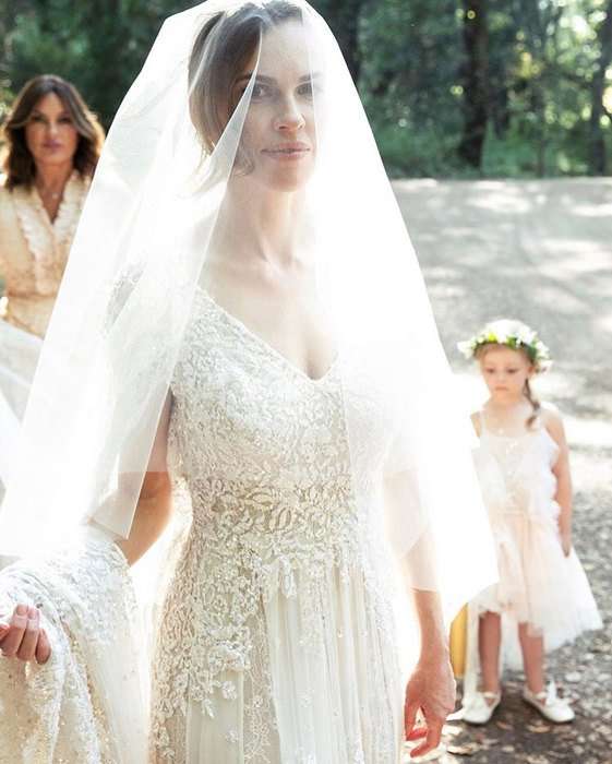 25 метров кружева: Хилари Суонк вышла замуж во второй раз в роскошном платье