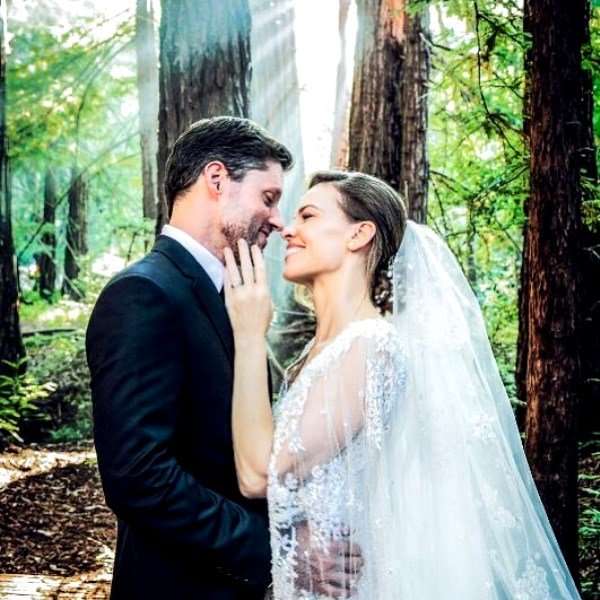 25 метров кружева: Хилари Суонк вышла замуж во второй раз в роскошном платье