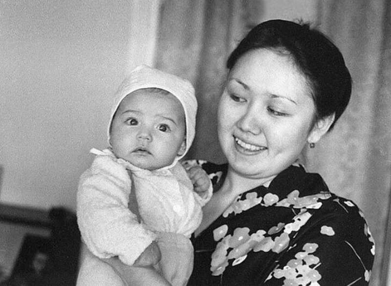 «Каково ей было?»: Ляйсан Утяшева вспомнила о жертве мамы ради ее карьеры 