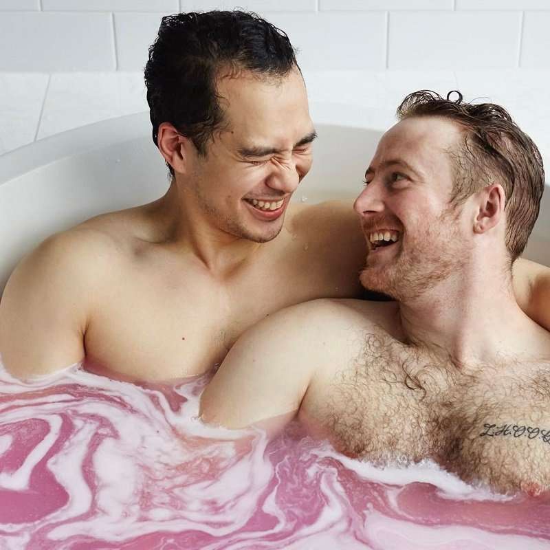 Коллекцию Lush к Дню святого Валентина представили ЛГБТ-пары