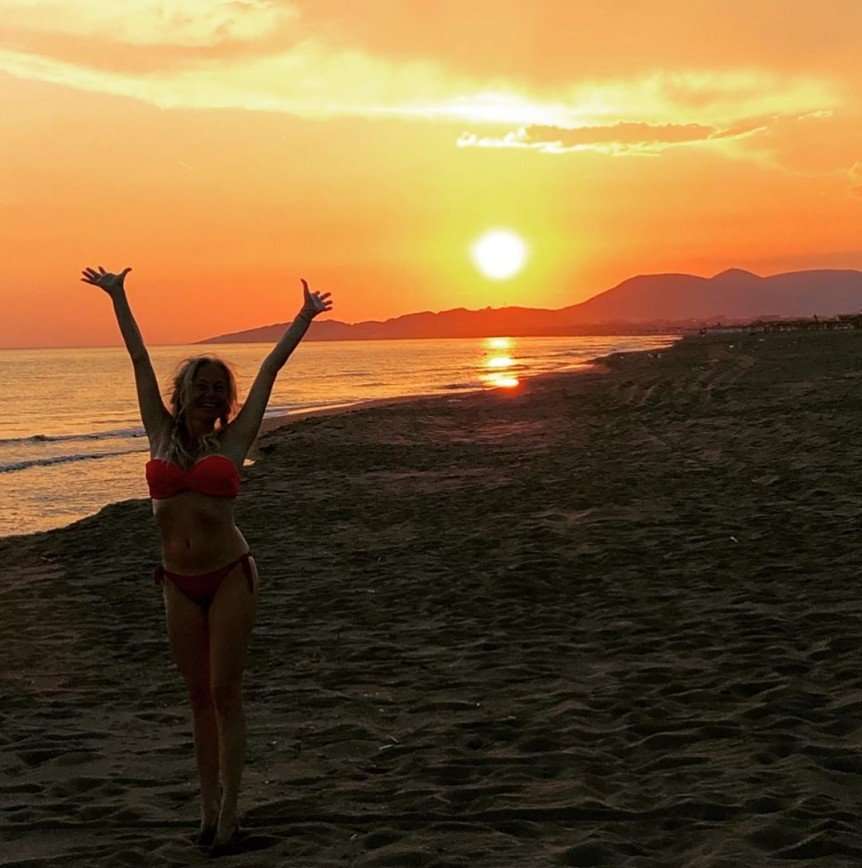 Елена Корикова показала фигуру в бикини в лучах закатного солнца