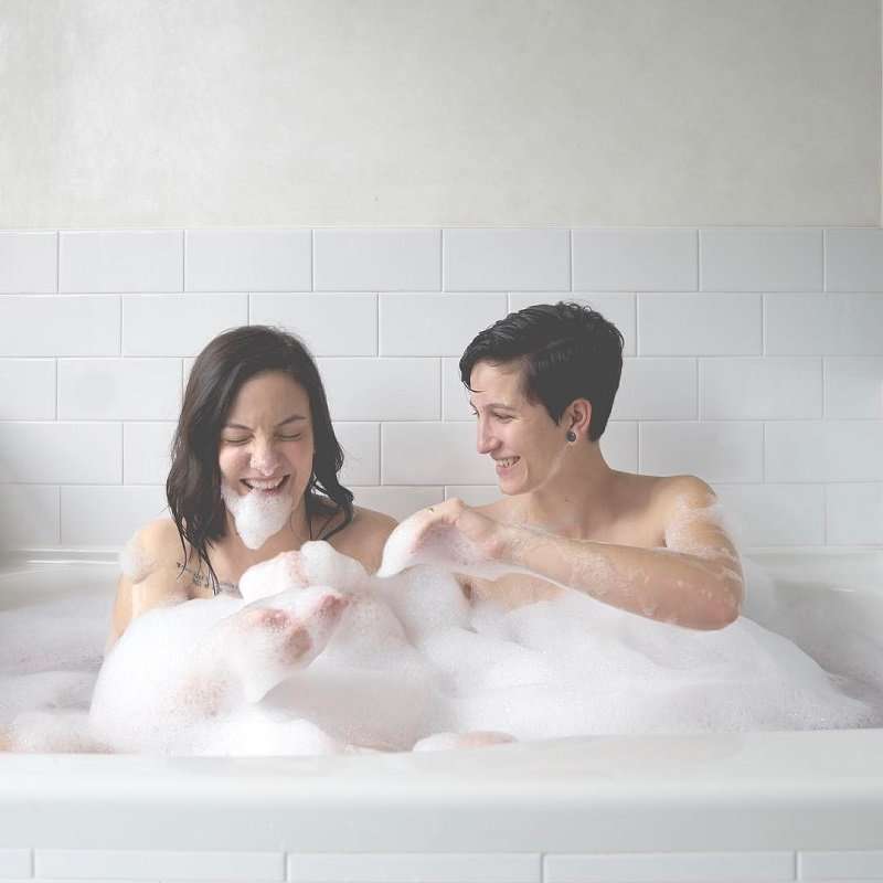 Коллекцию Lush к Дню святого Валентина представили ЛГБТ-пары