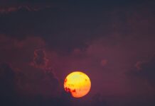 ПМС-бессонница: Почему ваш цикл нарушает сон и что с этим делать