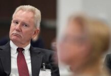 Główny specjalista CDC ds. szczepionek przedkłada osobisty wybór nad zdrowie publiczne i następuje dramatyczny zwrot akcji