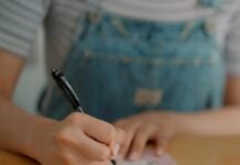 Більше, ніж просто листівка: як написати щире привітання до Дня матері